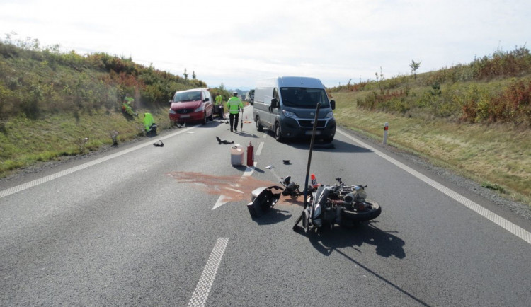 Motorkář se díval do zpětného zrcátka a přehlédl auto s přívěsem před ním. Po nárazu upadl na silnici