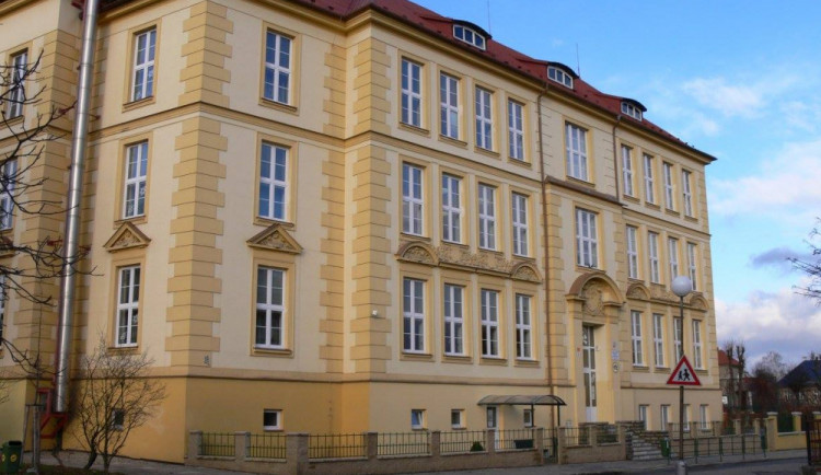 Základní škola Mozartova má nové víceúčelové hřiště. Odpoledne bude k dispozici i veřejnosti