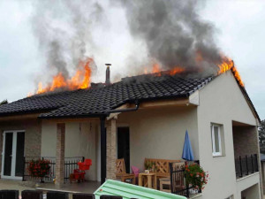 AKTUÁLNĚ: Čtyři jednotky hasičů zasahují u požáru rodinného domu. Škoda přesáhla tři miliony