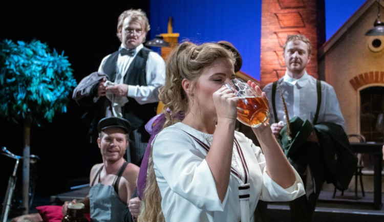 Moravské divadlo Olomouc uvede Postřižiny. Strýce Pepina bude hrát žena