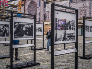Na Horním náměstí je k vidění výstava ČTK Okamžiky sametové revoluce