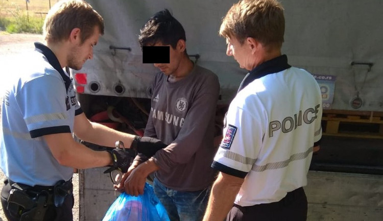 Převaděč podvedl migranty a místo Německa je vyhodil v Hustopečích. Ti pak jeli dál taxíkem