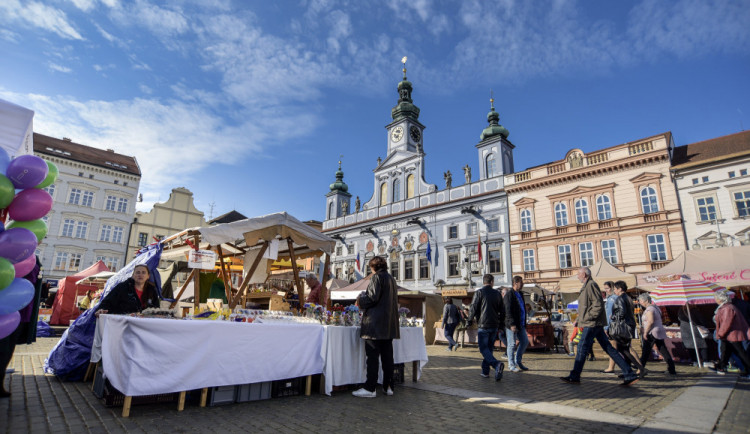 Na náměstí startují tradiční trhy, chybět nebudou řemeslníci