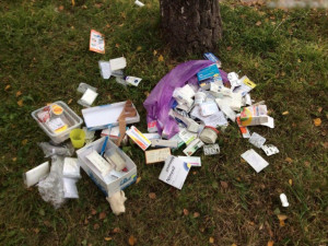 V Přichystalově ulici strážnici nalezli krabičky s léky, předali je k odborné likvidaci