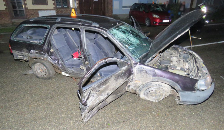 Mladík nezvládl řízení. Při nehodě se zranil on i tři mladí spolujezdci