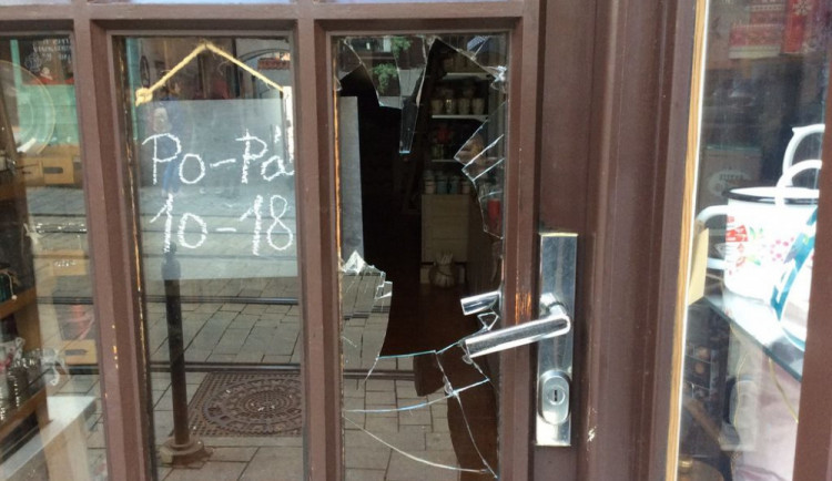 Vandal rozbil dveře prodejny v Denisově ulici. Nic si z ní ale neodnesl