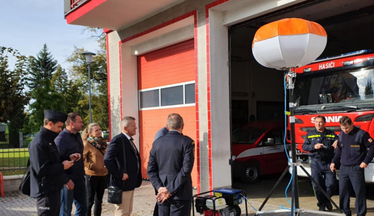 Litovelští hasiči dostali speciální osvětlovací balón pro noční zásahy