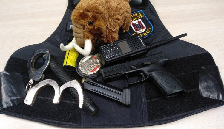 FOTO: Mamuti dorazili do přerovské policie, slouží jako pomůcka pro útěchu dětí u zásahu