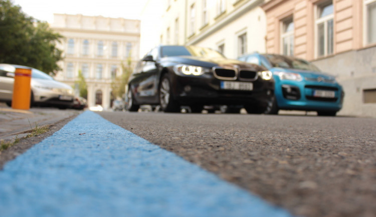 Rezidentní zóny snižují počet parkujících o desítky procent. Ceny v Brně jsou ještě mírné, říká dopravní expert