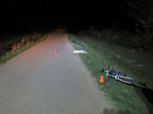 Dva opilí cyklisté se čelně srazili. Jeden skončil v nemocnici