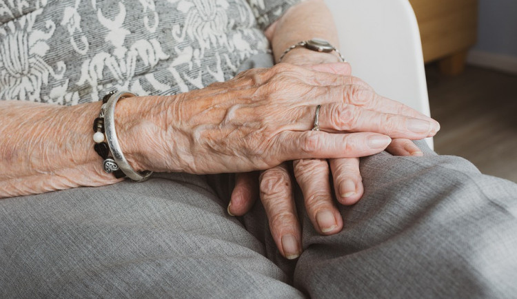 Zmatená seniorka se objevila v domově důchodců na Vltavě, tvrdila, že bydlí v Krumlově