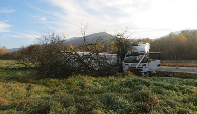Havárie kamionu ve Velkých Losinách