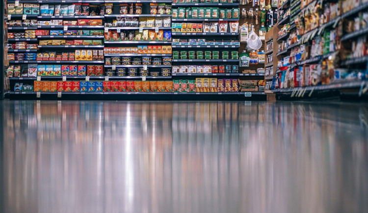 Otec s dcerou kradli v supermarketu, odnesli si vysoké pokuty