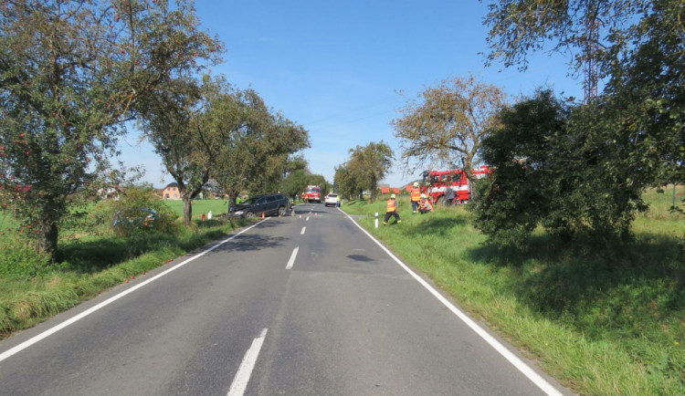 Policie hledá svědky nehody, při které se střetla tři osobní auta