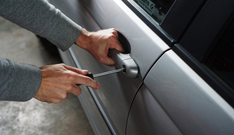 Řidič ve vozidle nechal klíče s doklady a nezamkl jej. Po příchodu auto na svém místě již nenašel