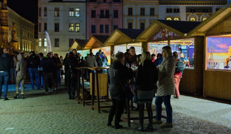 FOTO: Na náměstí začaly Svatomartinské trhy i veřejné bruslení