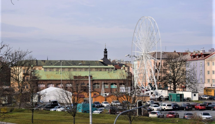 PŘEHLED: U Tržnice už stojí třicetimetrové kolo. Známe otevírací dobu i cenu lístků