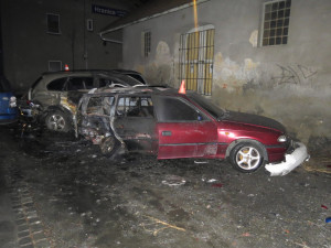 FOTO: Při nehodě začala hořet tři auta. Za nehodu nejspíš může opilý osmnáctiletý mladík