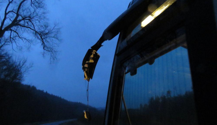 Tatra a autobus se při míjení střetly zrcátky