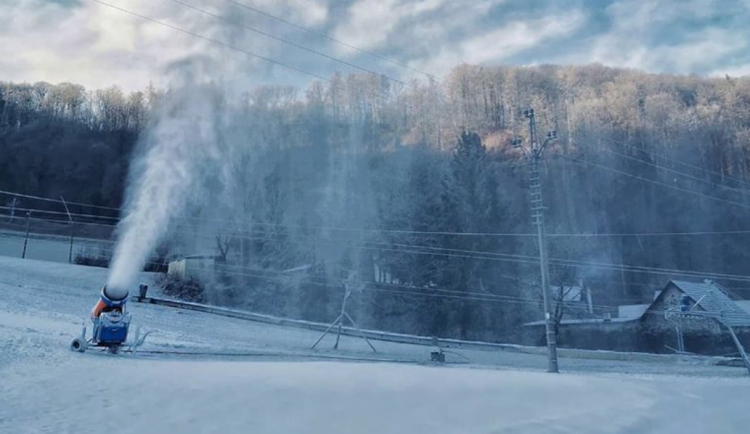 Lyžařské areály v Jeseníkách i u Olomouce začaly zasněžovat, brzy spustí provoz