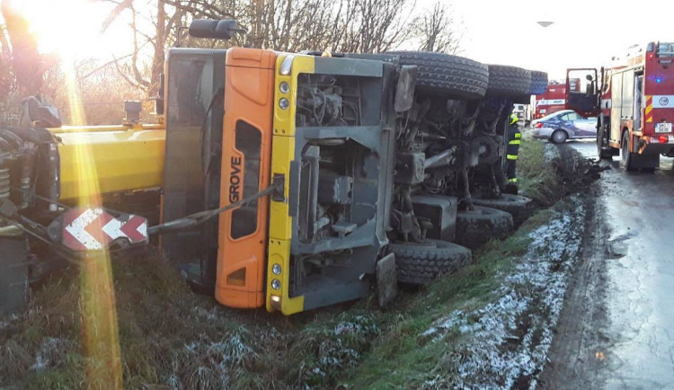 Na ranní námraze havarovalo několik aut. U nehod zasahovali hasiči