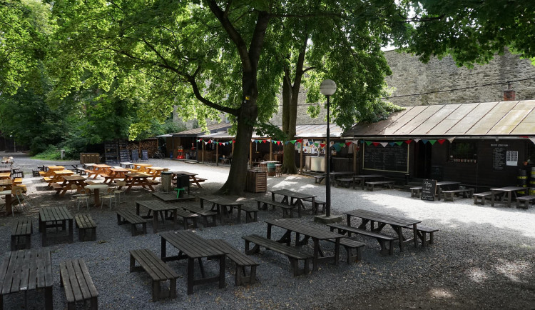 Neznámý pachatel vykradl bar v areálu letního kina, škoda se vyšplhala na čtyřicet tisíc korun