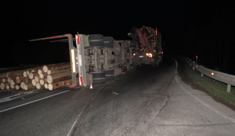 Havárie nákladního auta zkomplikovala dopravu