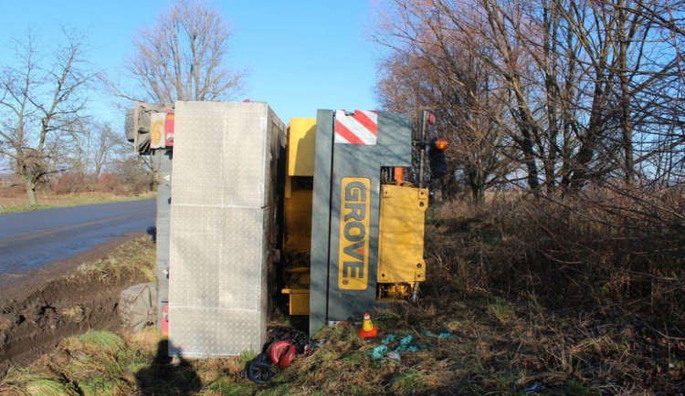 Na Olomoucku havarovala dvě vozidla. Osobní auto skončilo v poli, jeřáb v příkopu