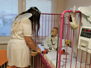 Nem Prostějov_Anděl s pacientem z dětského odd Nemocnice Prostějov (1)