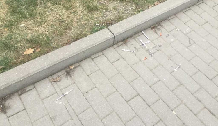 Nejvíce injekčních stříkaček našli strážníci na ulici Lazecká