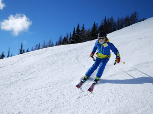 V Jeseníkách už se lyžovalo, první sjezdy si nenechaly ujít stovky lyžařů