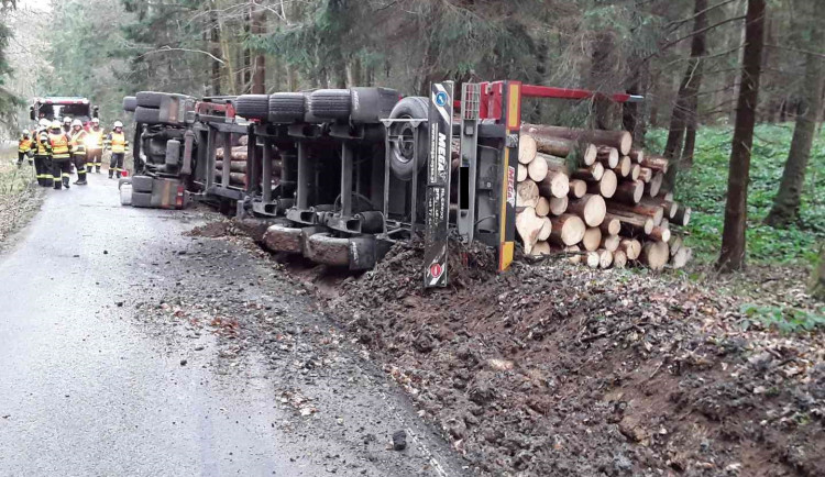 Za Horním Štěpánovem se převrátil tahač