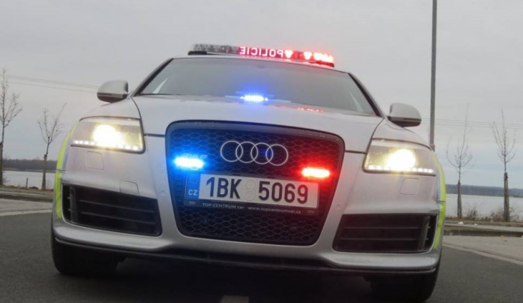 Policisté pátrají po třech mužích ve stříbrném Fordu Focus. Jsou na útěku a mohou být nebezpeční