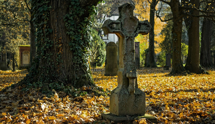 Za návštěvu hřbitova zaplatili šedesát tisíc. Zloděj rozbil a vykradl tři auta