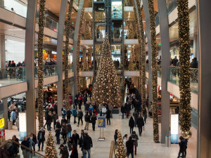 Lidé kradou dárky, počet krádeží v obchodech se před Vánoci výrazně zvýšil