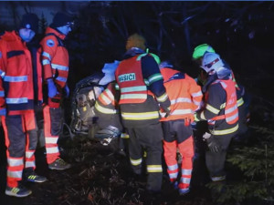 VIDEO: Hasiči vyprošťovali zaklíněného a zraněného řidiče při ranní nehodě