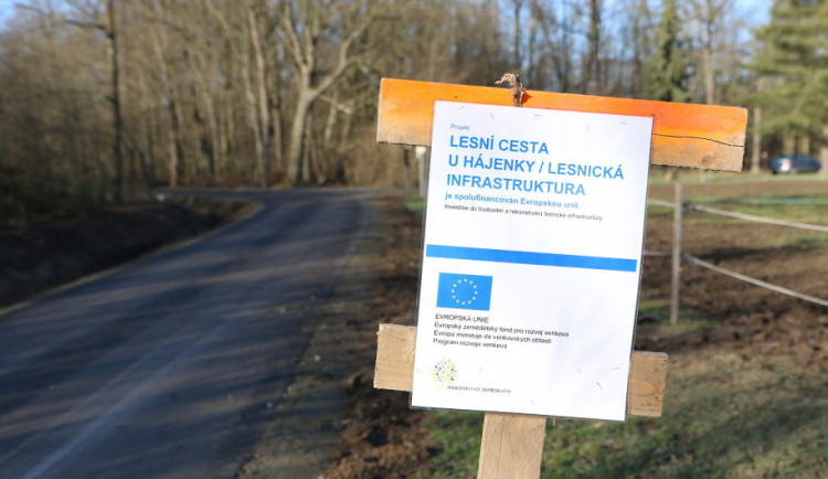 Turistická cesta k Lovecké chatě je znovu otevřená, proměnila se v asfaltku