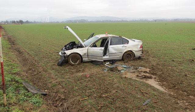 Osmnáctiletý řidič vyjel ze zatáčky, přetočil se přes střechu a skončil v poli