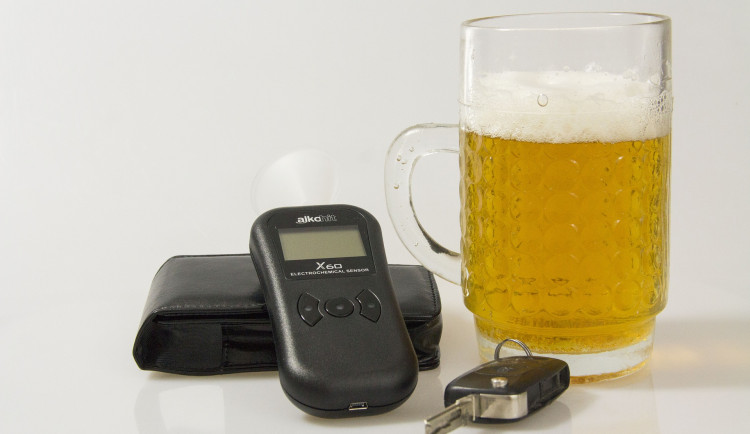 Chtěl řídit bez řidičáku a s více než dvěma a půl promile alkoholu. Nevyjel ani od domu na silnici