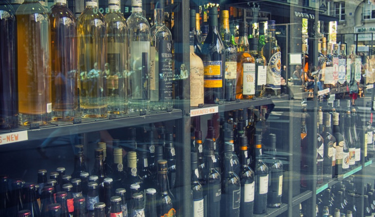 Mladí muži ukradli v obchodě alkohol a odjeli. Řidič měl navíc zákaz řízení