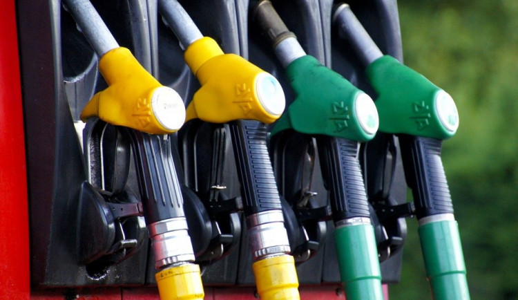Zloděj si odčerpal motorovou naftu za dvanáct tisíc korun a rozbil víčko nádrže. Může jít až na dva roky do vězení