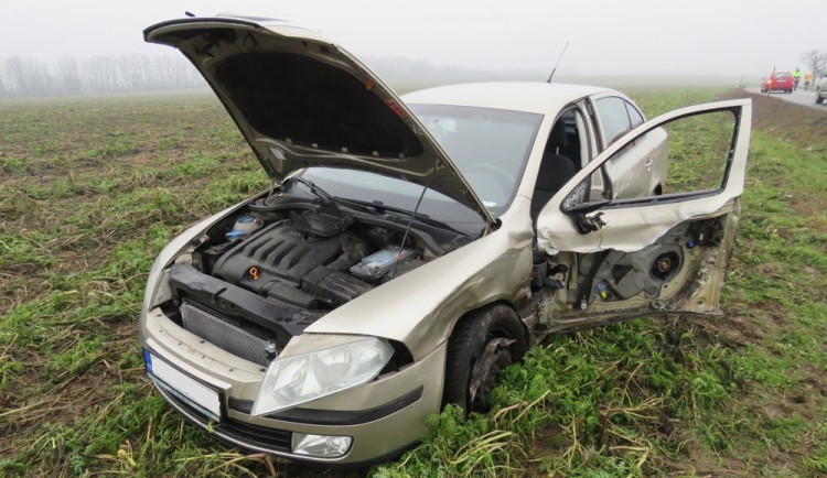 Řidič předjížděl na plné čáře a naboural do protijedoucího auta. Jeho řidička skončila v nemocnici