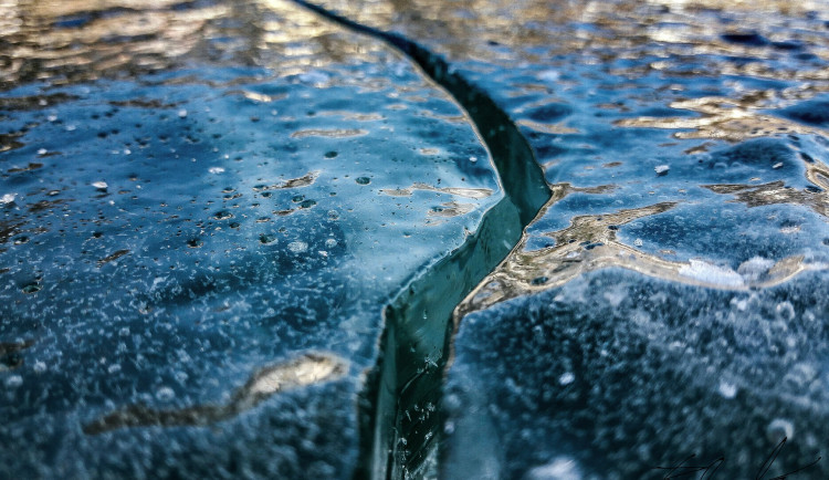 Policisté varují mládež před nebezpečím při chůzi po tenkém ledě