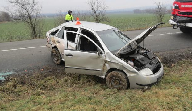 Devatenáctiletý řidič nezvládl jízdu, vjel mimo komunikaci a vozidlo přetočil přes střechu