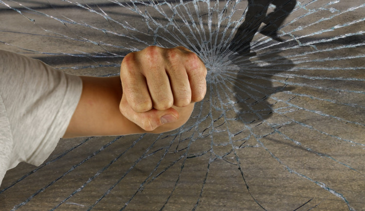 Do olomoucké prodejny se vloupal neznámý pachatel. Z místa odnesl pokladnu s penězi