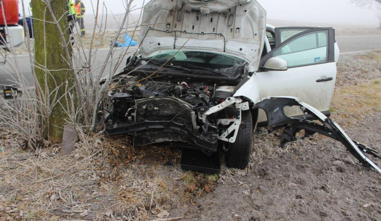 Řidiči na Prostějovsku bourali v důsledku smyku. Padaly značky a popelnice