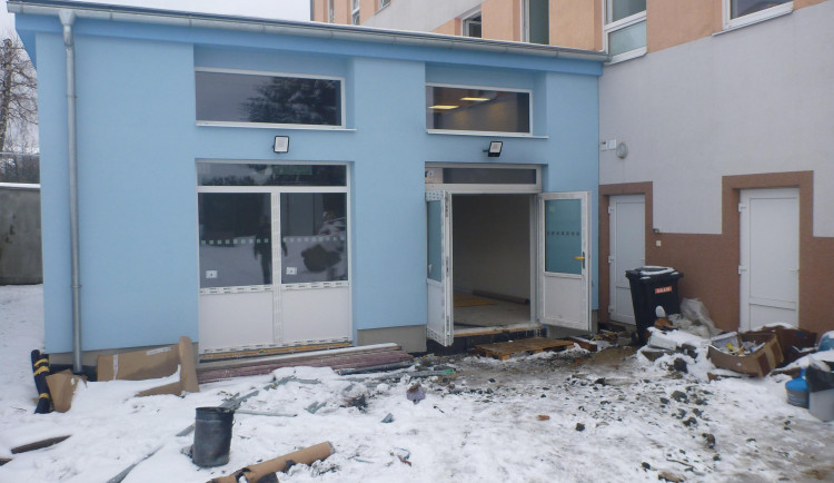 FOTO: Hasiči kvůli požáru na škole evakuovali přes padesát dětí a dvanáct učitelů