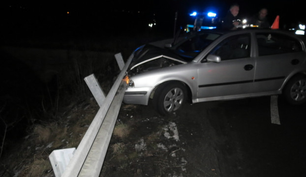 FOTO: I přes zákaz řídila automobil a ujížděla policejní hlídce, jízdu ukončil až náraz do svodidel
