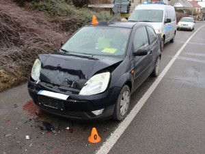 FOTO: Seniorka nedobrzdila a narazila do cisterny před ní