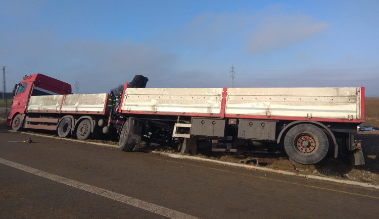 Na dálnici D3 se převrátil náklaďák, řidič vyvázl bez zranění